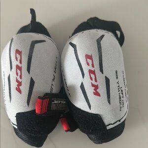 CCM Jop cap White and Black Hockey elbow pads. Size YTH M.